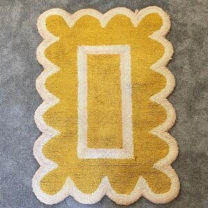 Elegant Yellow and Cream Scalloped Rug